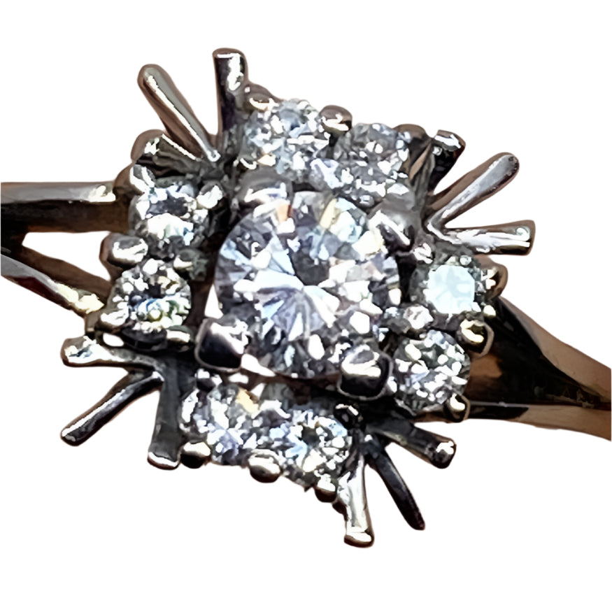 Bague marguerite en or blanc 18 carats, forme carrée en fil d’or et diamants - Castafiore