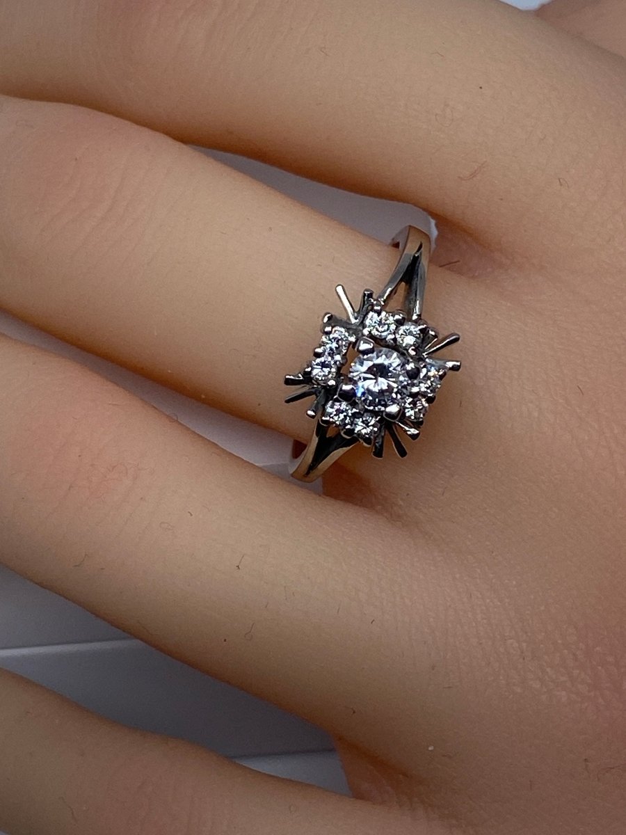 Bague marguerite en or blanc 18 carats, forme carrée en fil d’or et diamants - Castafiore