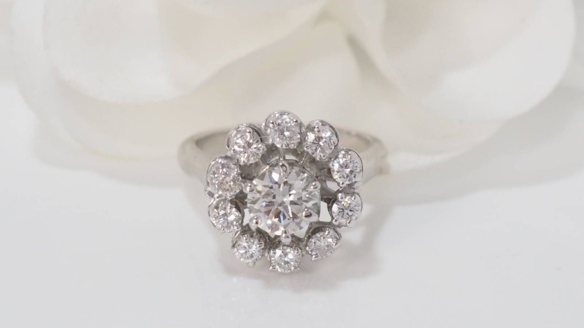 Bague marguerite en or blanc et diamants - Castafiore