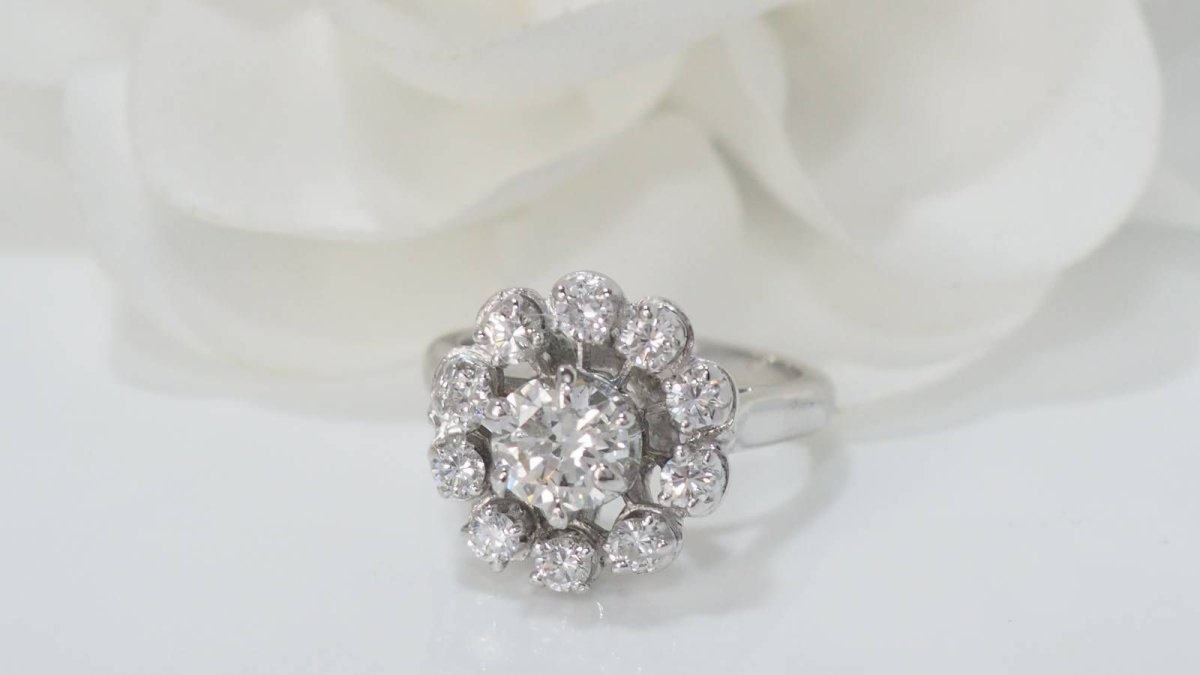 Bague marguerite en or blanc et diamants - Castafiore