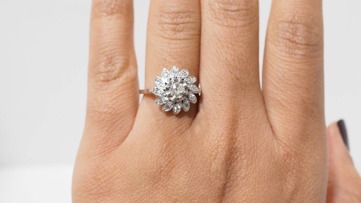 Bague marguerite en or blanc et diamants - Castafiore