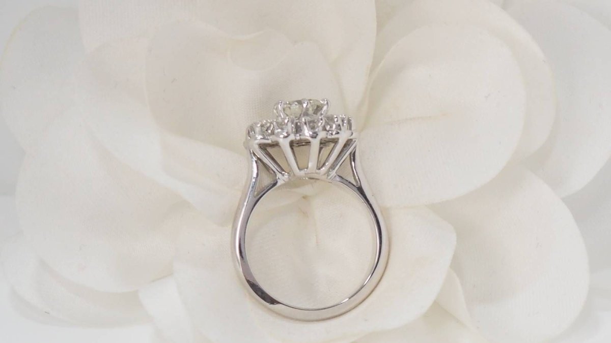 Bague marguerite en or blanc et diamants - Castafiore