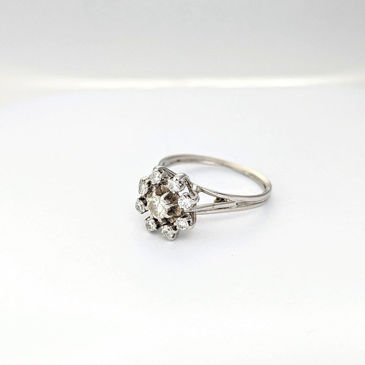 Bague Marguerite en or blanc et diamants - Castafiore