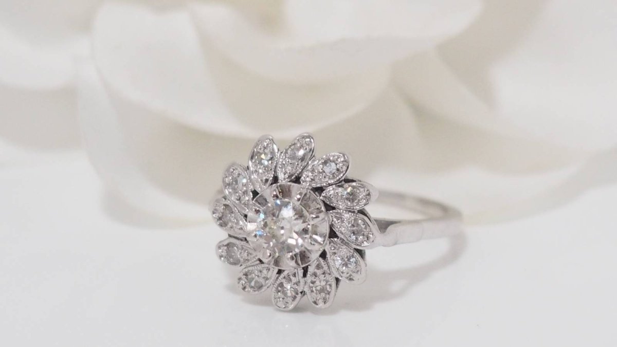 Bague marguerite en or blanc et diamants - Castafiore