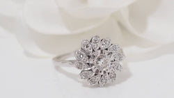 Bague marguerite en or blanc et diamants - Castafiore