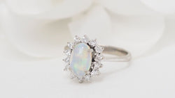 Bague marguerite en or blanc, opale et diamants