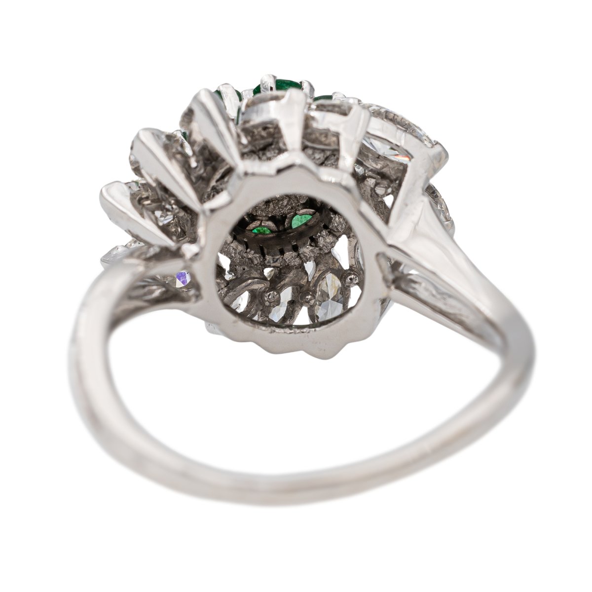 Bague Marguerite en or blanc, platine, émeraudes et diamants - Castafiore