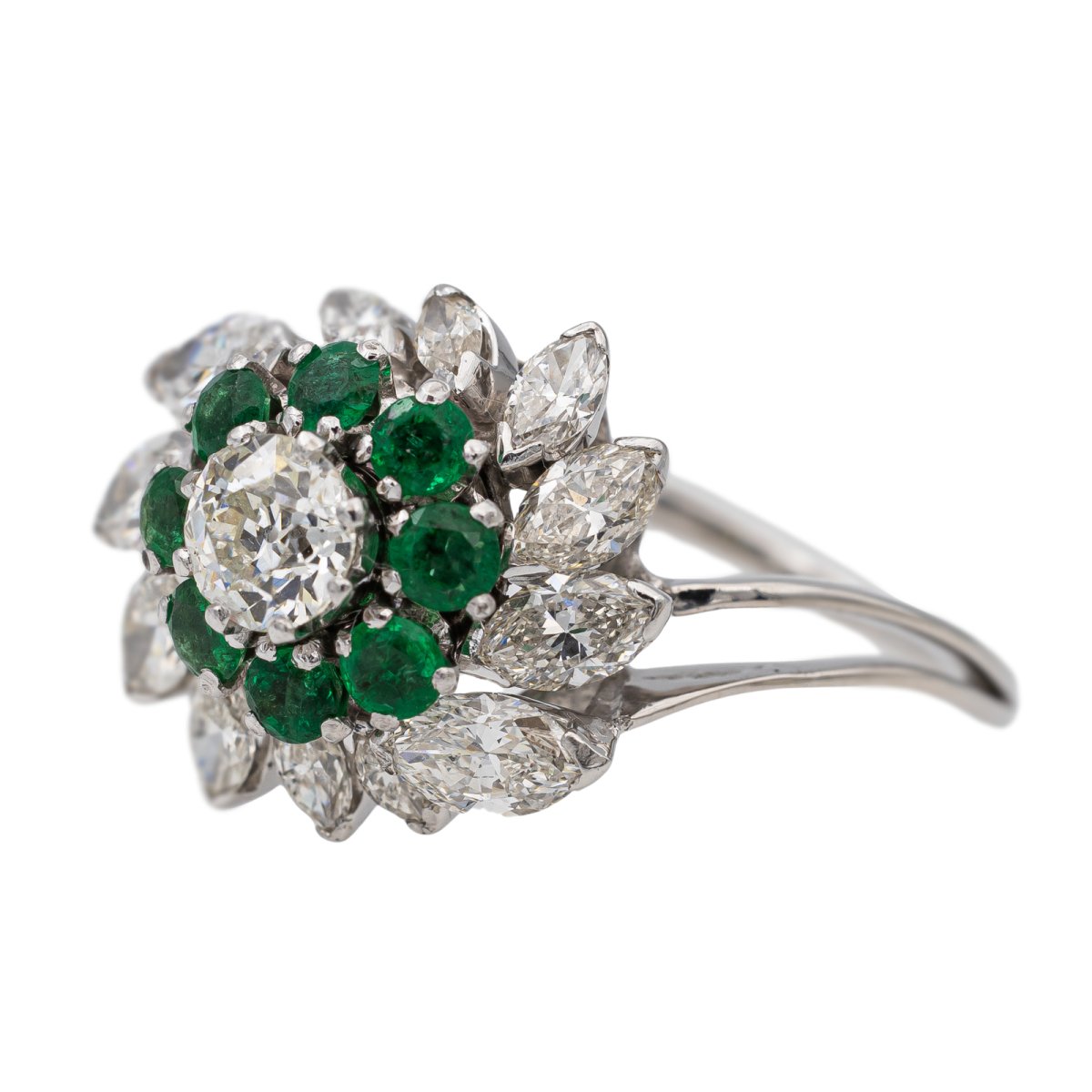 Bague Marguerite en or blanc, platine, émeraudes et diamants - Castafiore