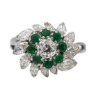 Bague Marguerite en or blanc, platine, émeraudes et diamants - Castafiore