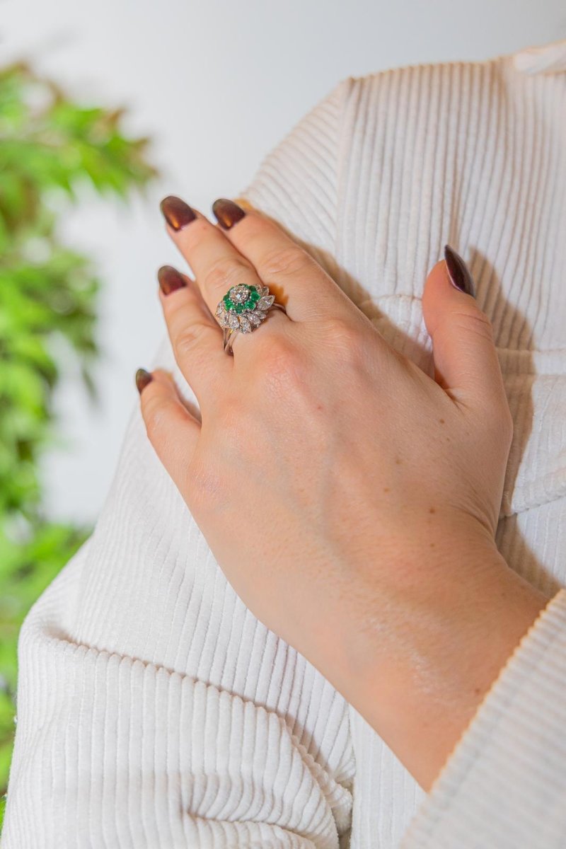 Bague Marguerite en or blanc, platine, émeraudes et diamants - Castafiore