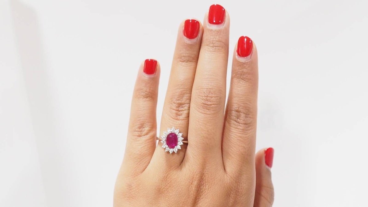 Bague marguerite en or blanc, rubis et diamants - Castafiore