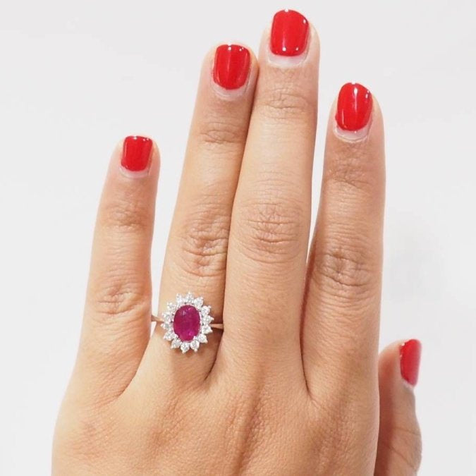 Bague marguerite en or blanc, rubis et diamants - Castafiore