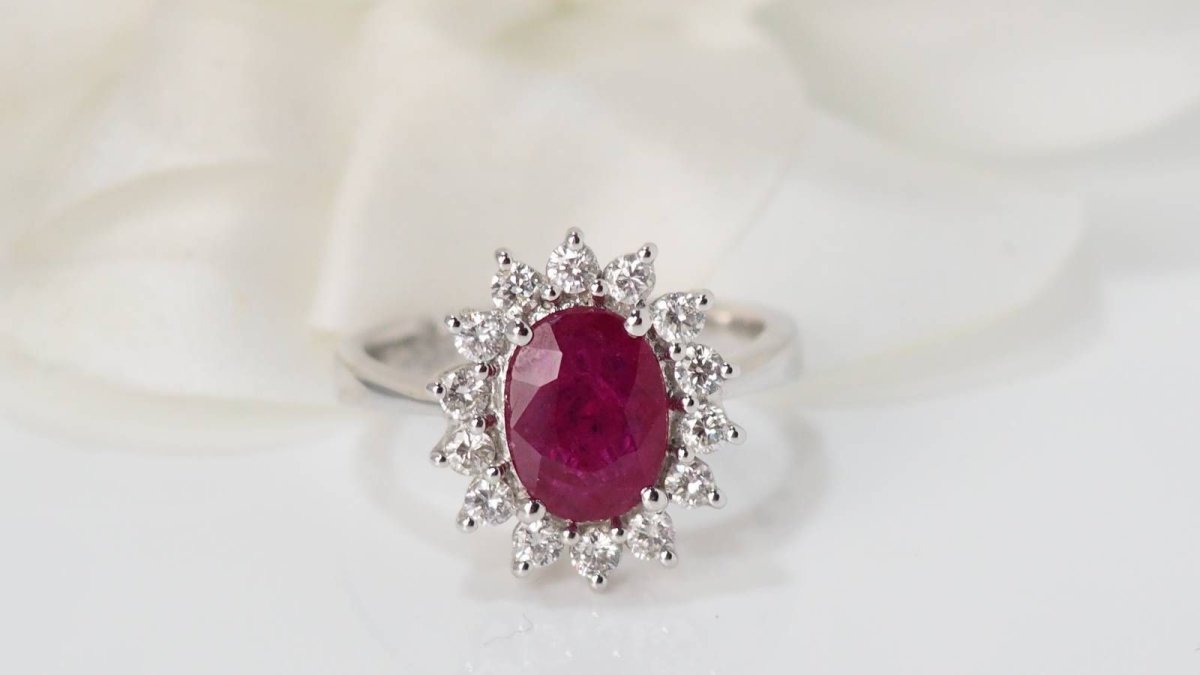 Bague marguerite en or blanc, rubis et diamants - Castafiore