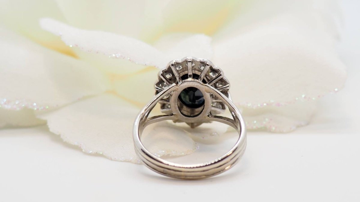 Bague marguerite en or blanc, saphir et diamants - Castafiore