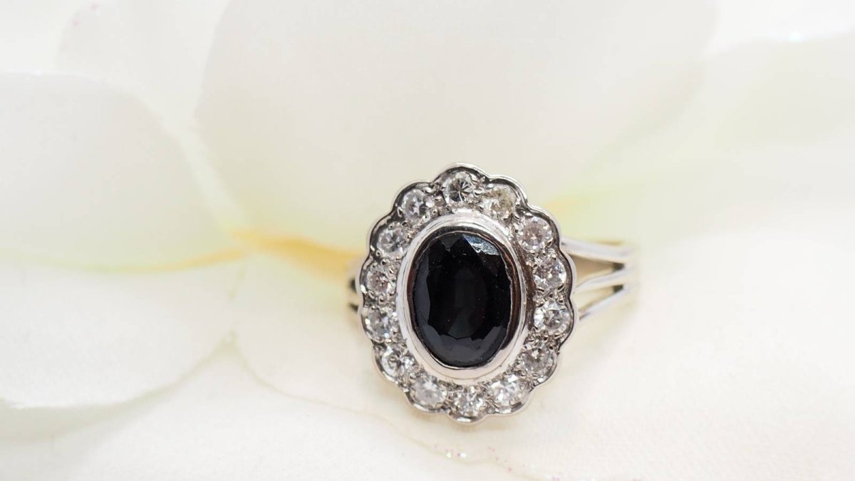 Bague marguerite en or blanc, saphir et diamants - Castafiore