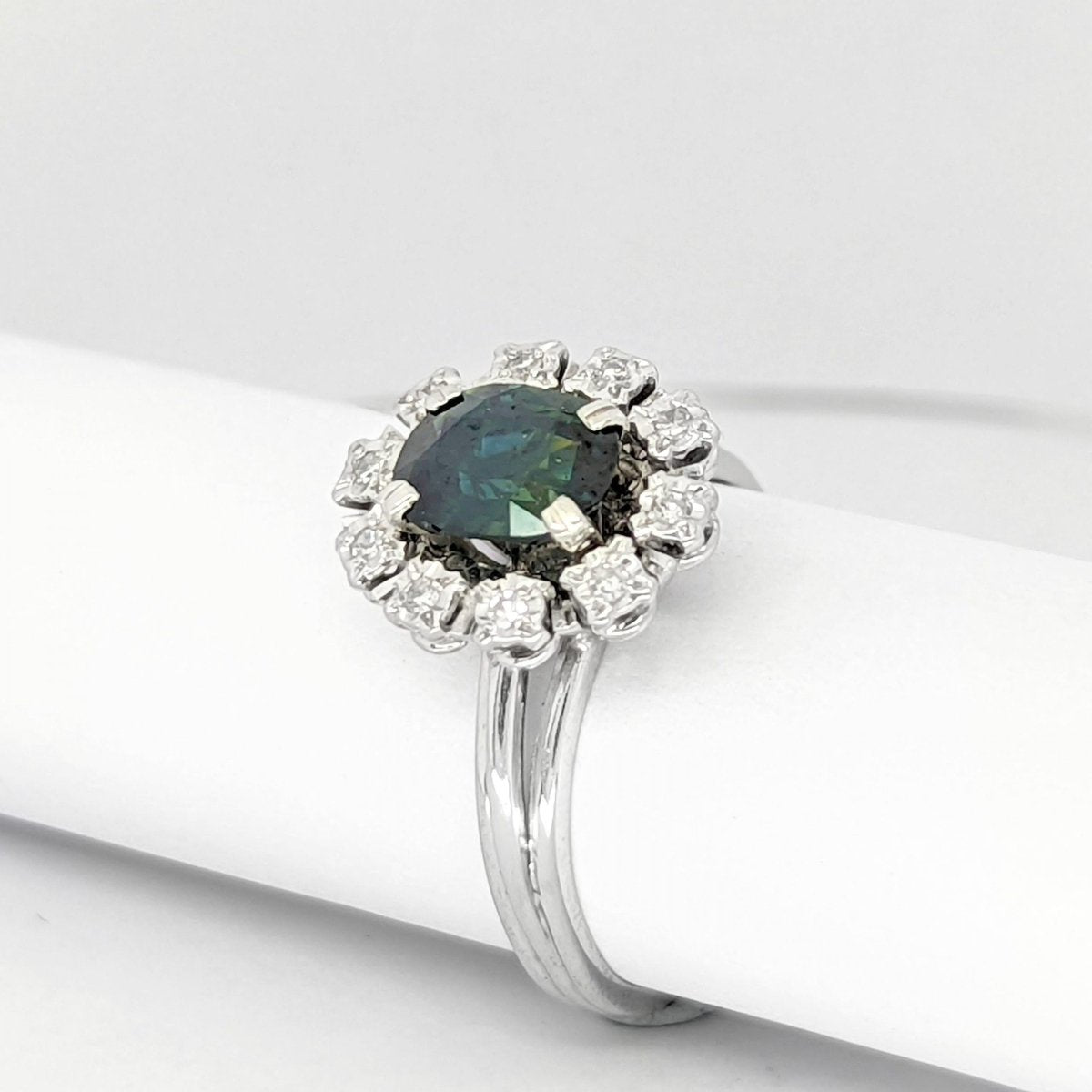 Bague Marguerite en or blanc Saphir et diamants - Castafiore