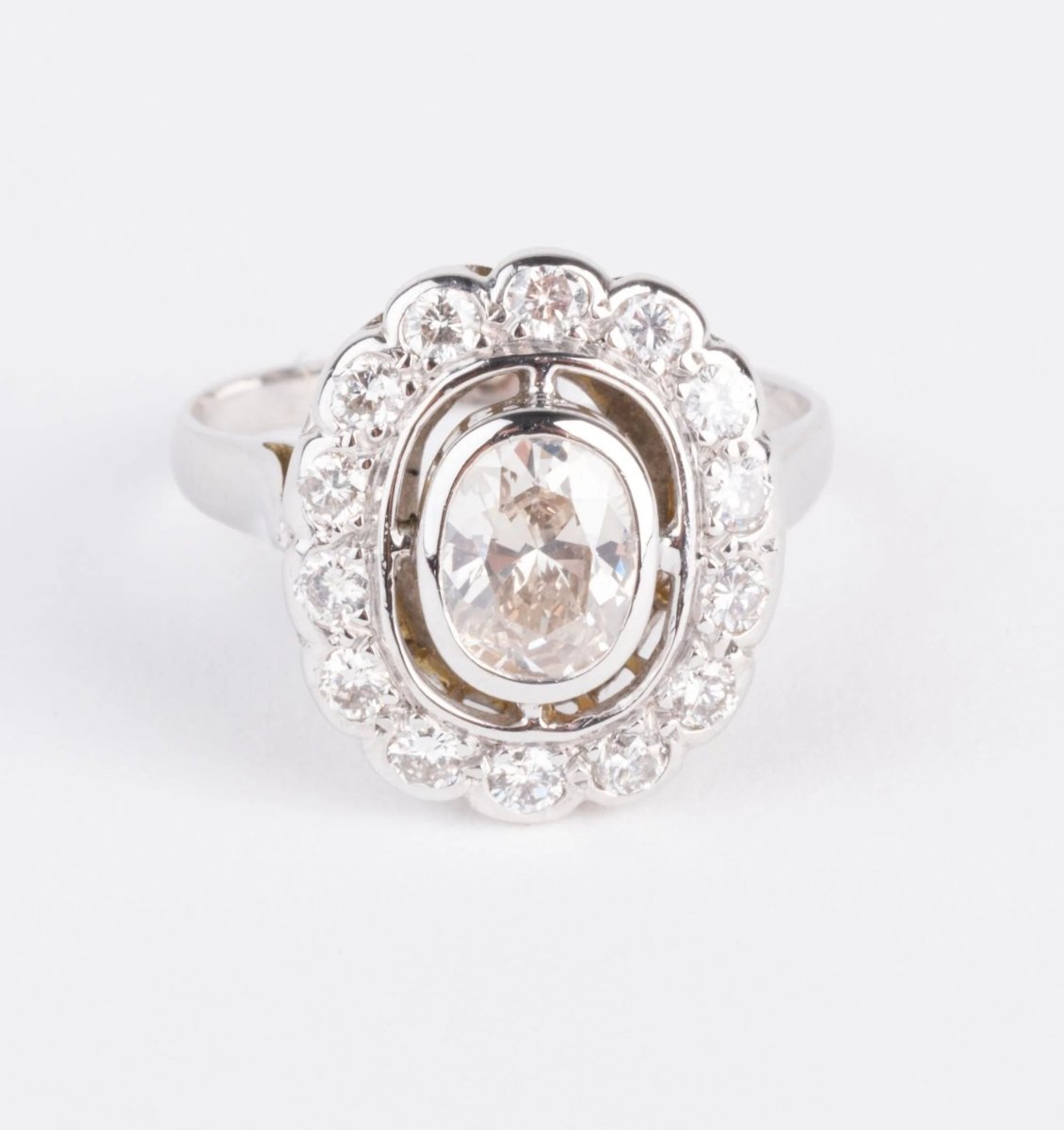 Bague marguerite en or gris et diamant - Castafiore