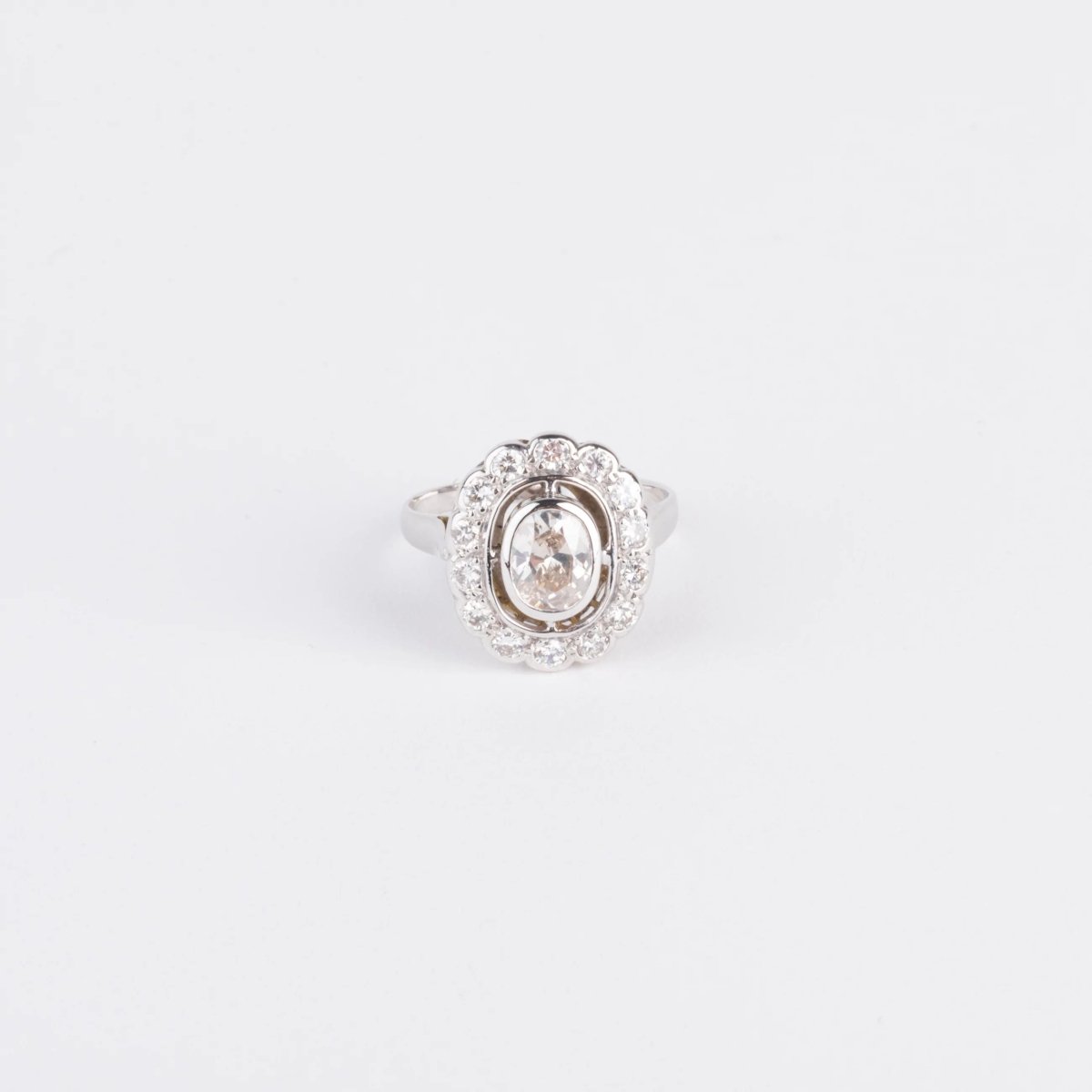 Bague marguerite en or gris et diamant - Castafiore