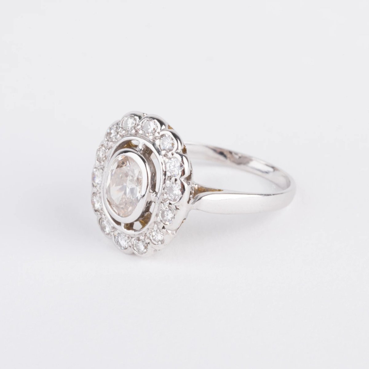 Bague marguerite en or gris et diamant - Castafiore