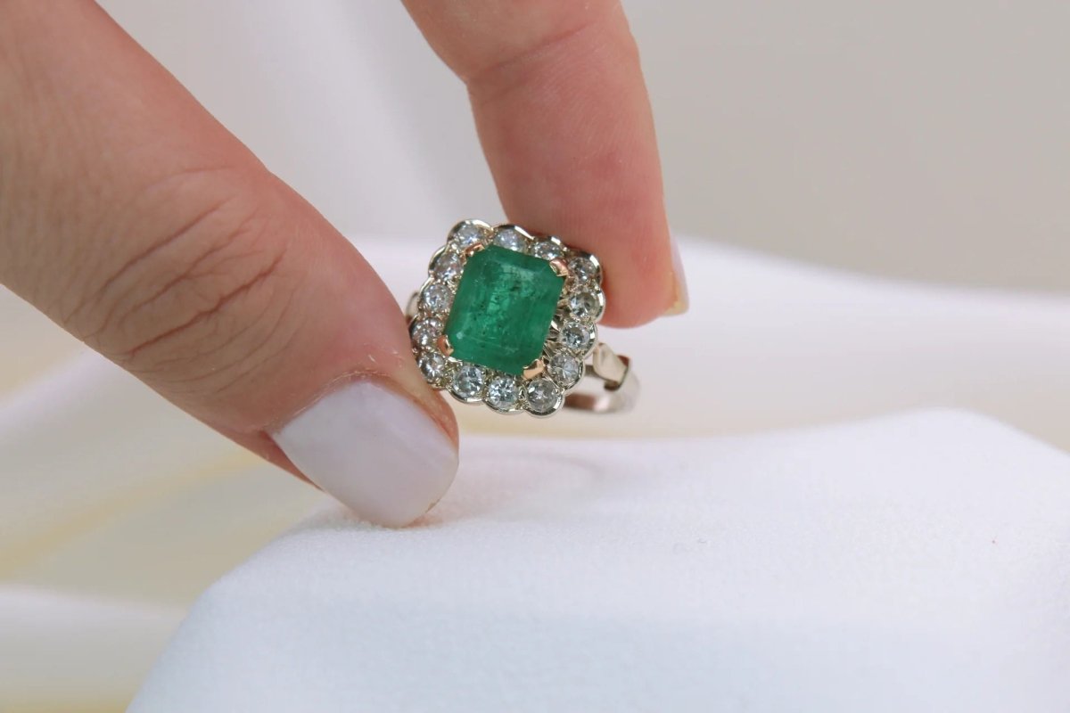 Bague marguerite vintage en or, émeraude et diamants - Castafiore