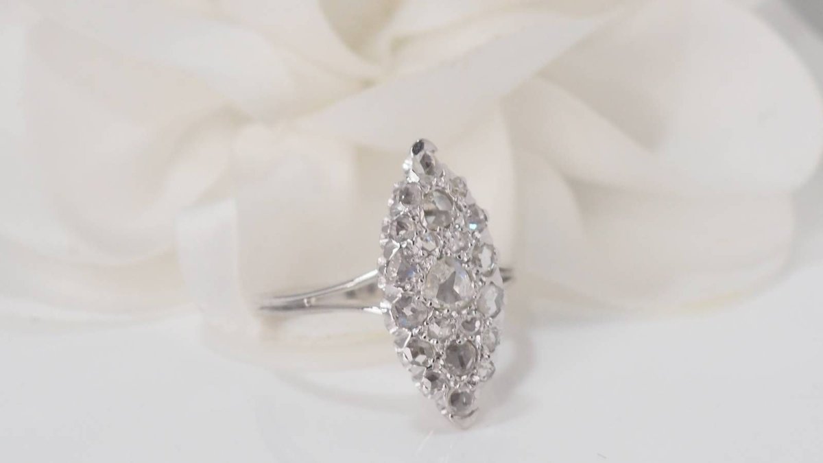 Bague marquise en or blanc et diamants - Castafiore
