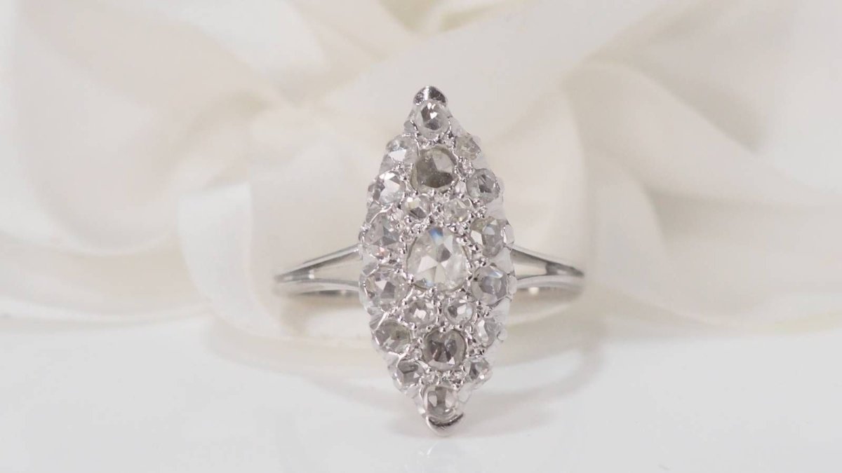 Bague marquise en or blanc et diamants - Castafiore