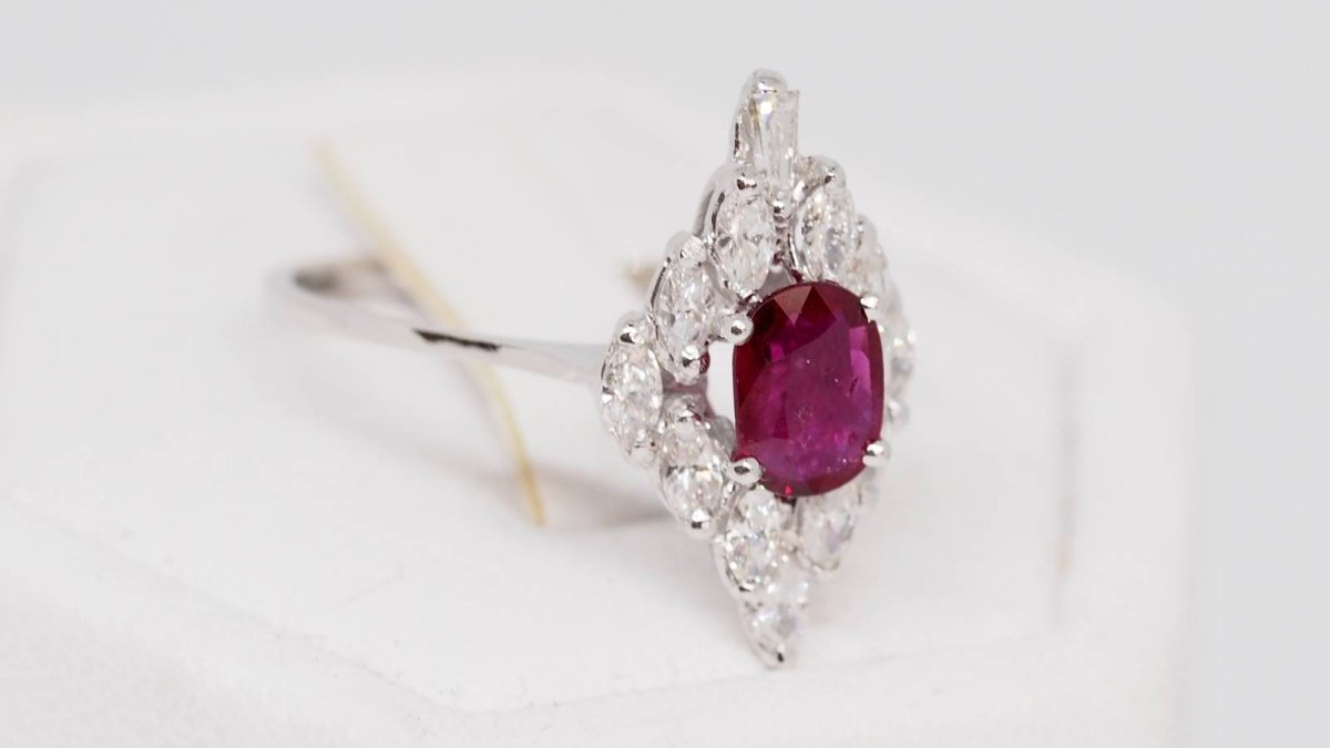 Bague marquise en or blanc, rubis et diamants - Castafiore