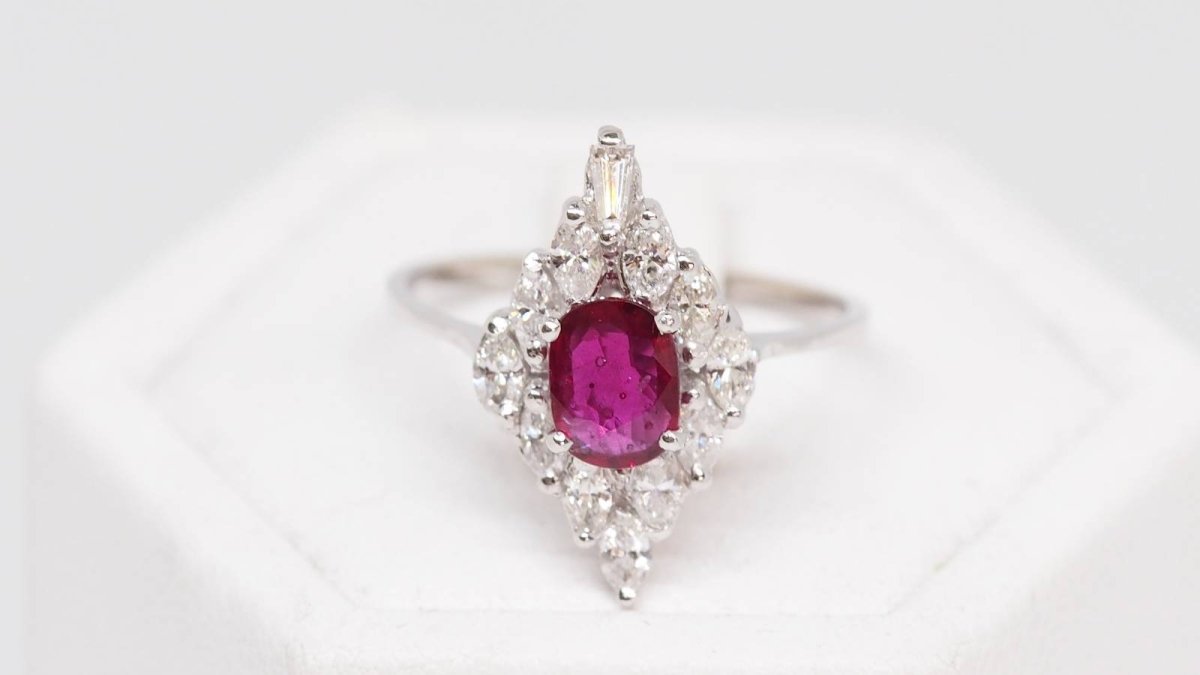 Bague marquise en or blanc, rubis et diamants - Castafiore