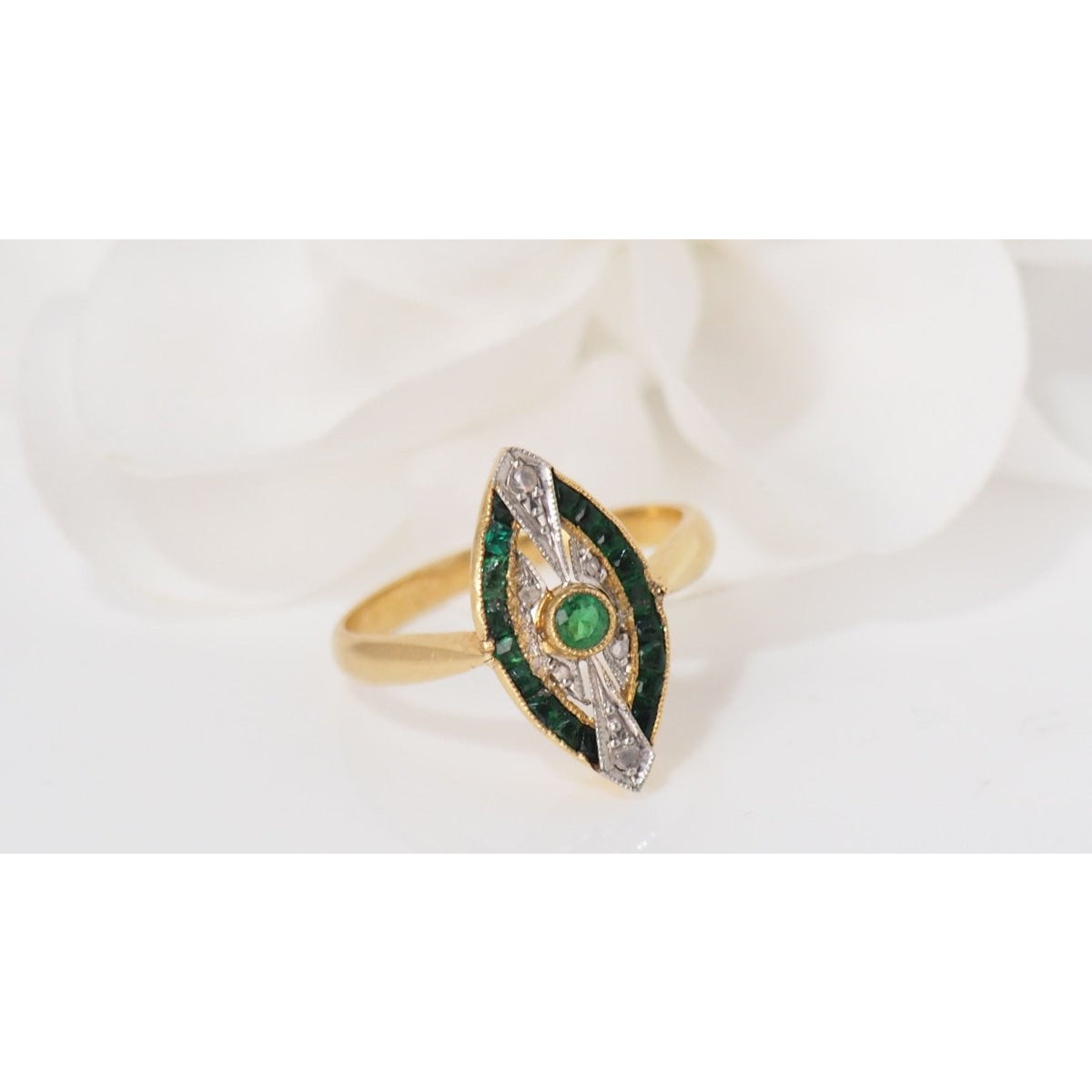 Bague Marquise en or jaune 18 carat, émeraudes et diamants - Castafiore