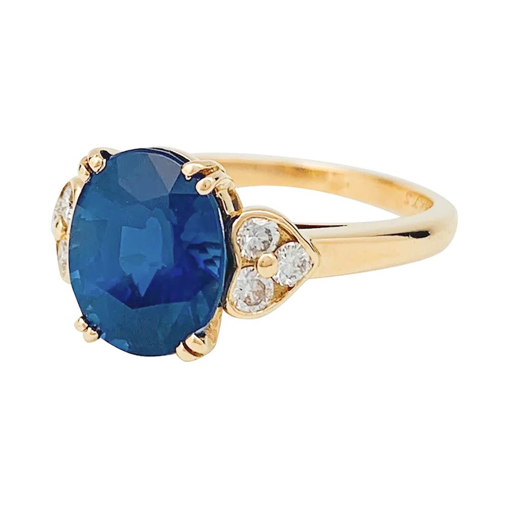 Bague MAUBOUSSIN, centrée d'un saphir ovale encadré de diamants - Castafiore