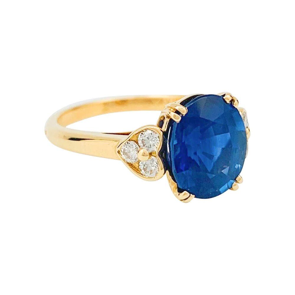 Bague MAUBOUSSIN, centrée d'un saphir ovale encadré de diamants - Castafiore