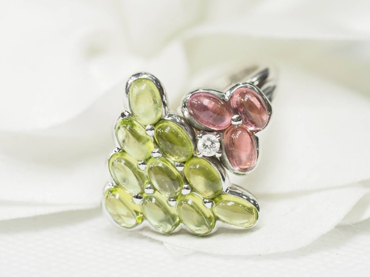 Bague MAUBOUSSIN "Grappe" en or blanc, améthystes et péridots - Castafiore