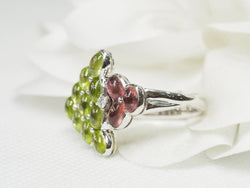 Bague MAUBOUSSIN "Grappe" en or blanc, améthystes et péridots - Castafiore