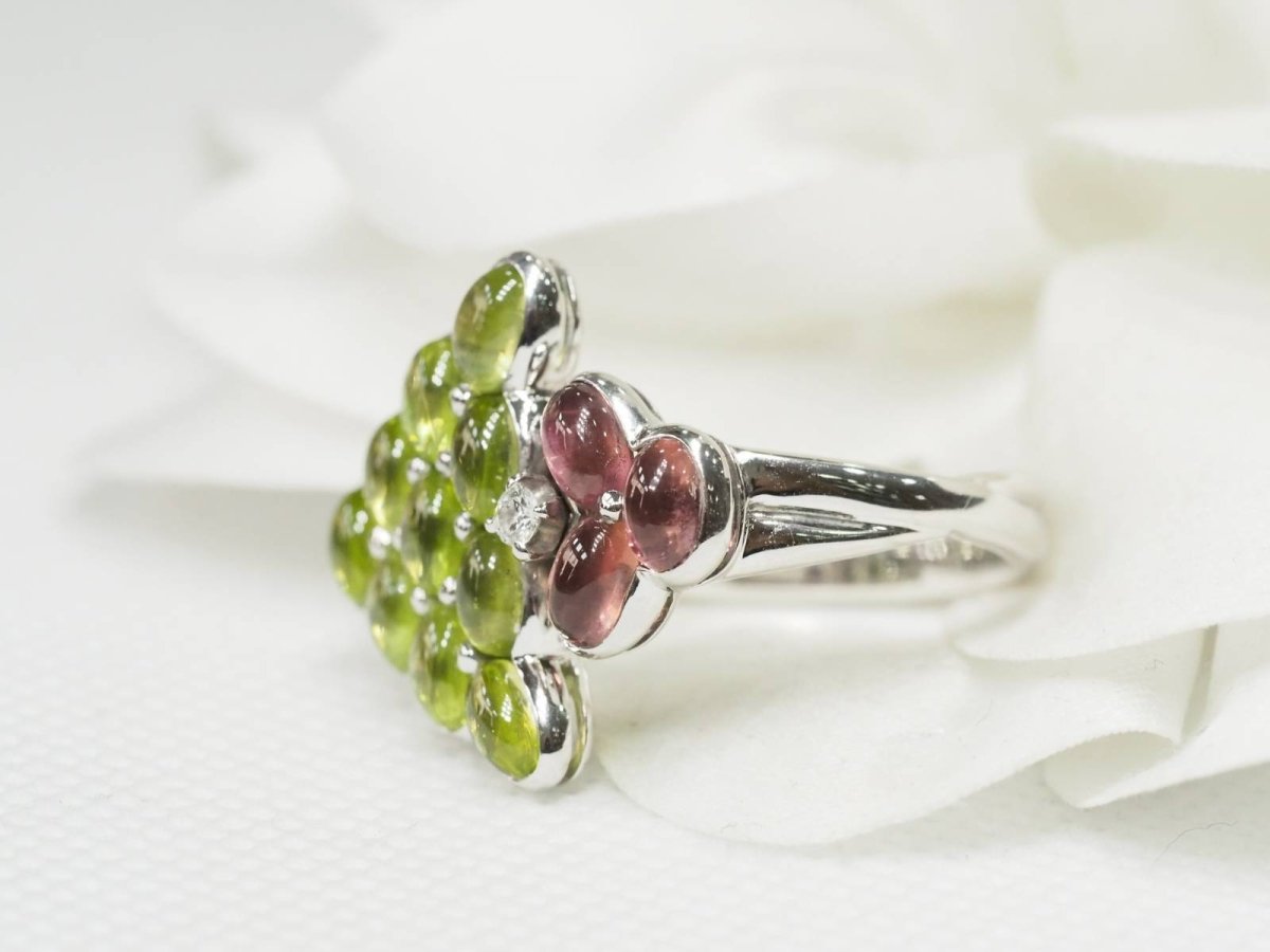 Bague MAUBOUSSIN "Grappe" en or blanc, améthystes et péridots - Castafiore