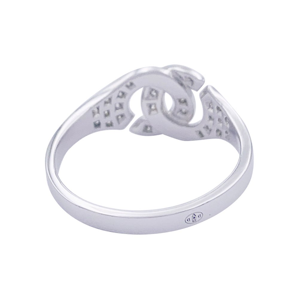 Bague "Menottes R8" DIHN VAN en or blanc et diamants. - Castafiore