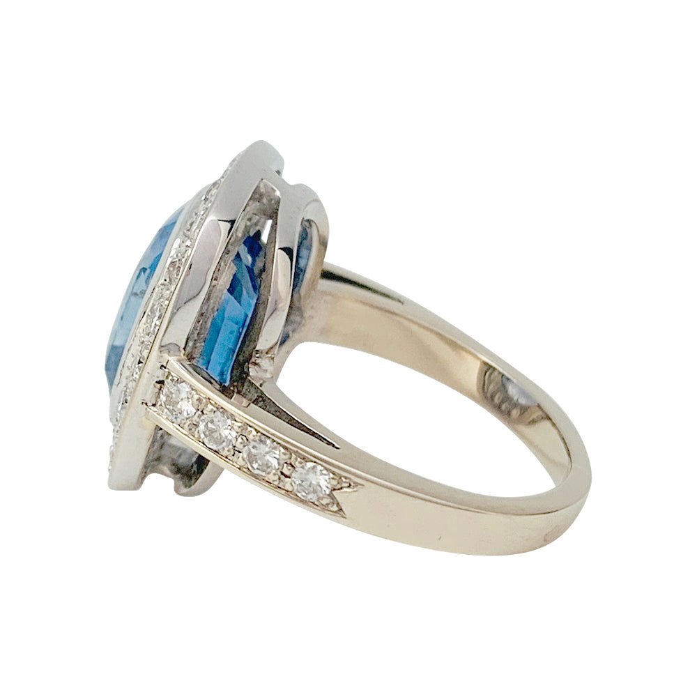 Bague or blanc entourage diamants, saphir 5 carats - Castafiore