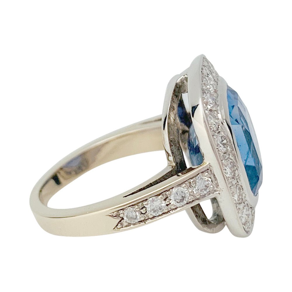 Bague or blanc entourage diamants, saphir 5 carats - Castafiore