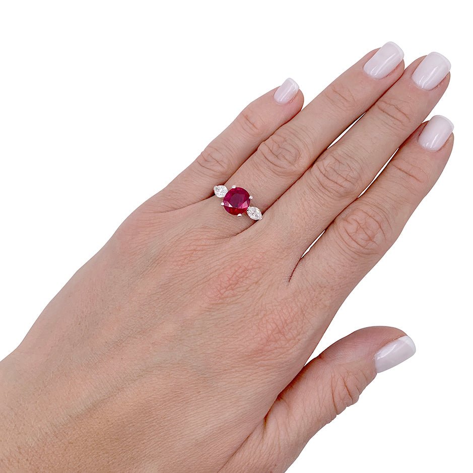 Bague or blanc, rubis et diamants - Castafiore
