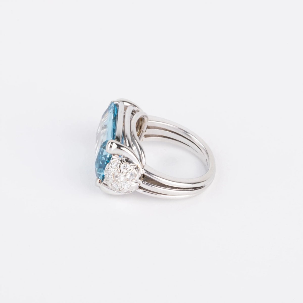 Bague or gris ornée d'une aigue marine et diamants - Castafiore