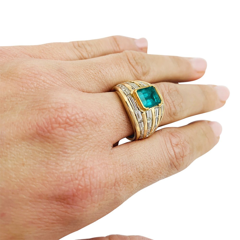 Bague or jaune, émeraude 2.86 carats, diamants baguettes - Castafiore