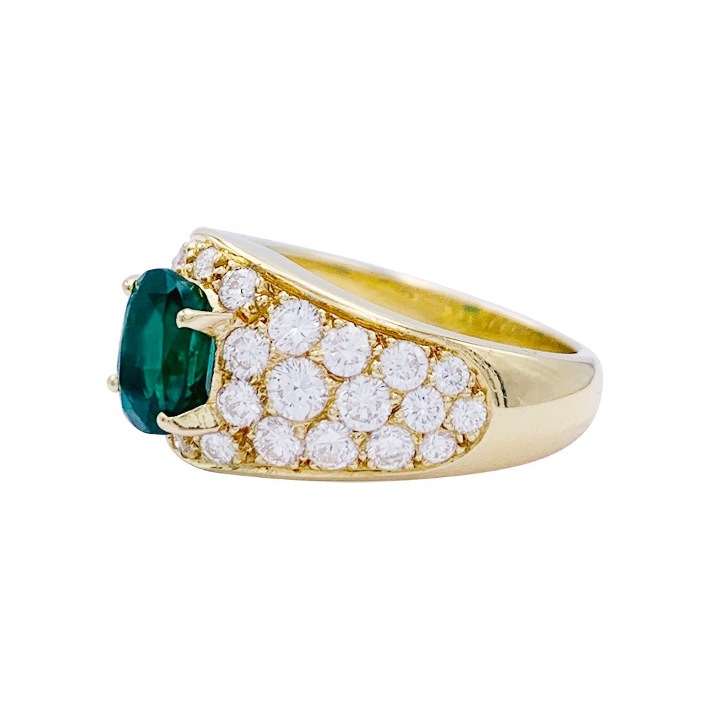 Bague or jaune, émeraude et pavage diamants. - Castafiore