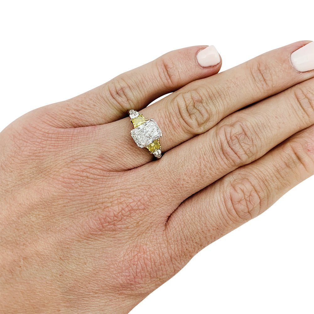 Bague platine et or sertie d'un diamant rectangulaire brillanté, 2 carats F - SI1 - Castafiore