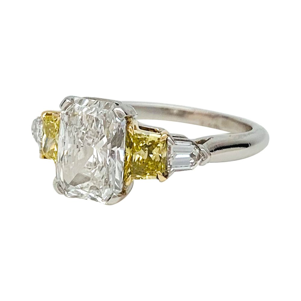 Bague platine et or sertie d'un diamant rectangulaire brillanté, 2 carats F - SI1 - Castafiore