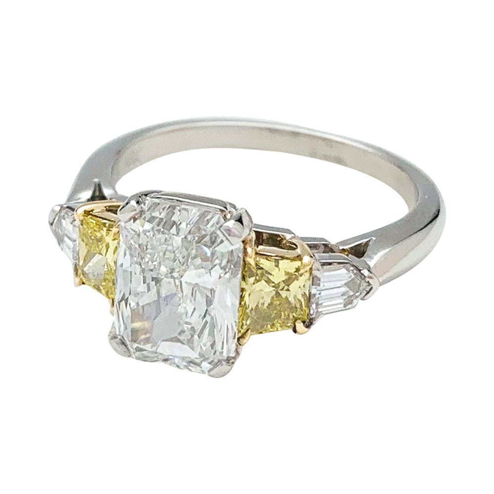 Bague platine et or sertie d'un diamant rectangulaire brillanté, 2 carats F - SI1 - Castafiore