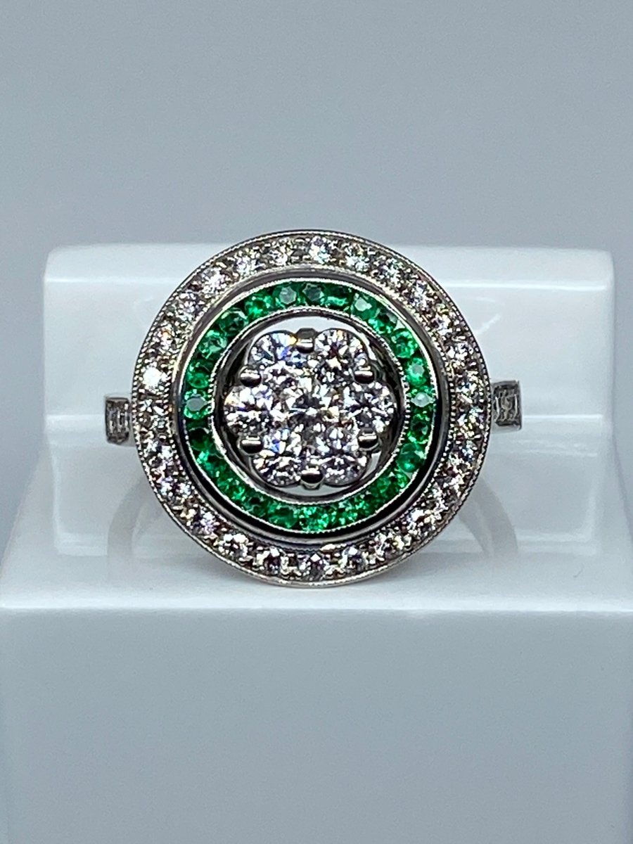 Bague ronde en or 18 carats en émeraudes et diamants de style ART DECO - Castafiore