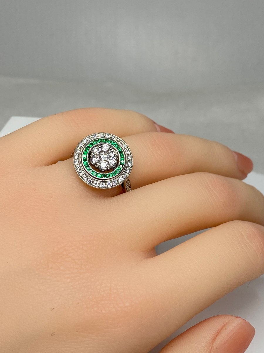 Bague ronde en or 18 carats en émeraudes et diamants de style ART DECO - Castafiore