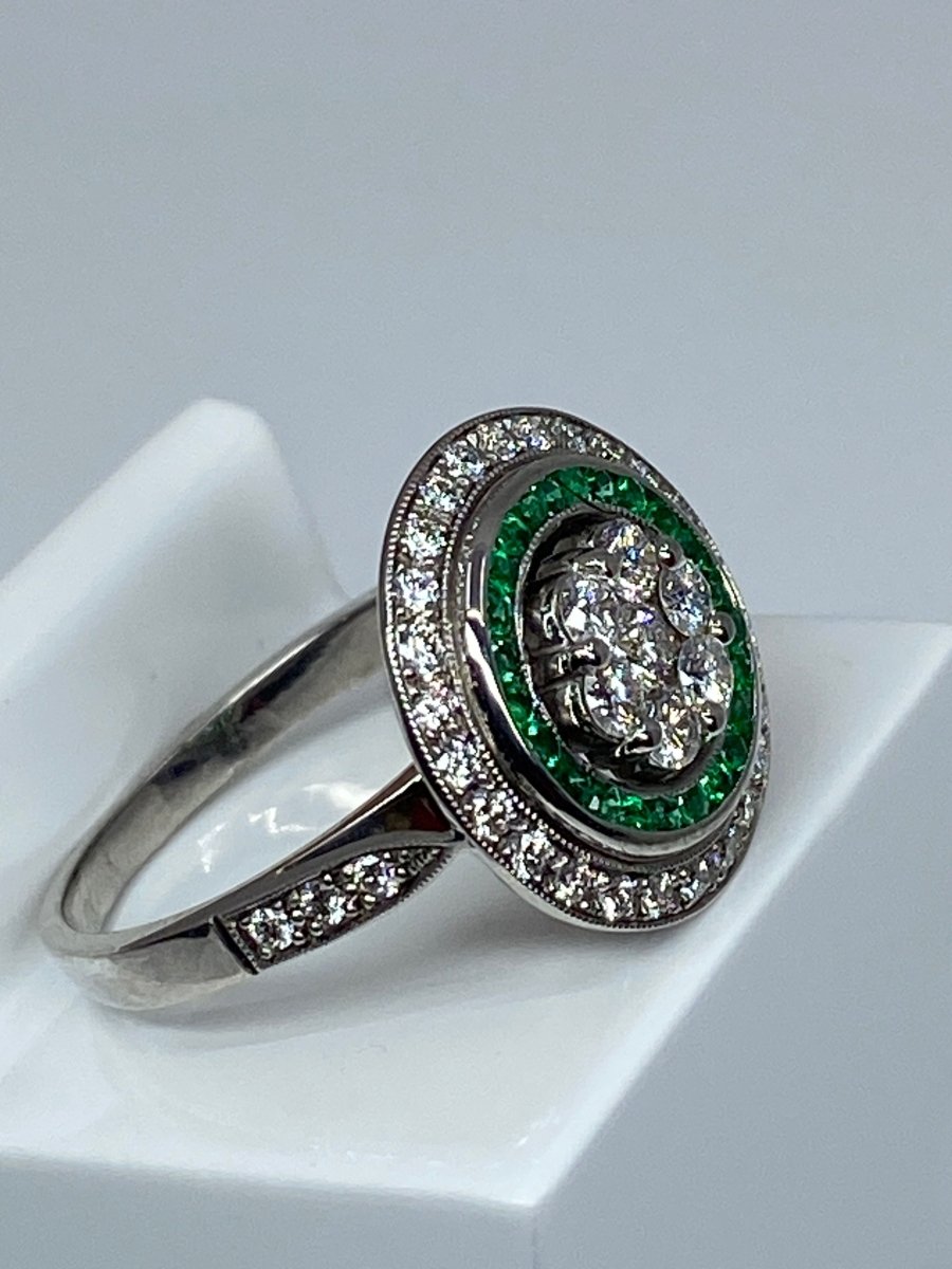 Bague ronde en or 18 carats en émeraudes et diamants de style ART DECO - Castafiore