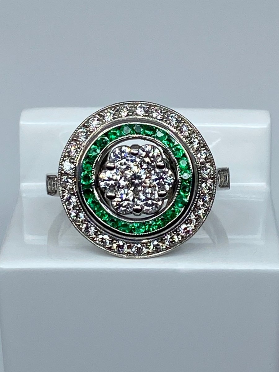 Bague ronde en or 18 carats en émeraudes et diamants de style ART DECO - Castafiore