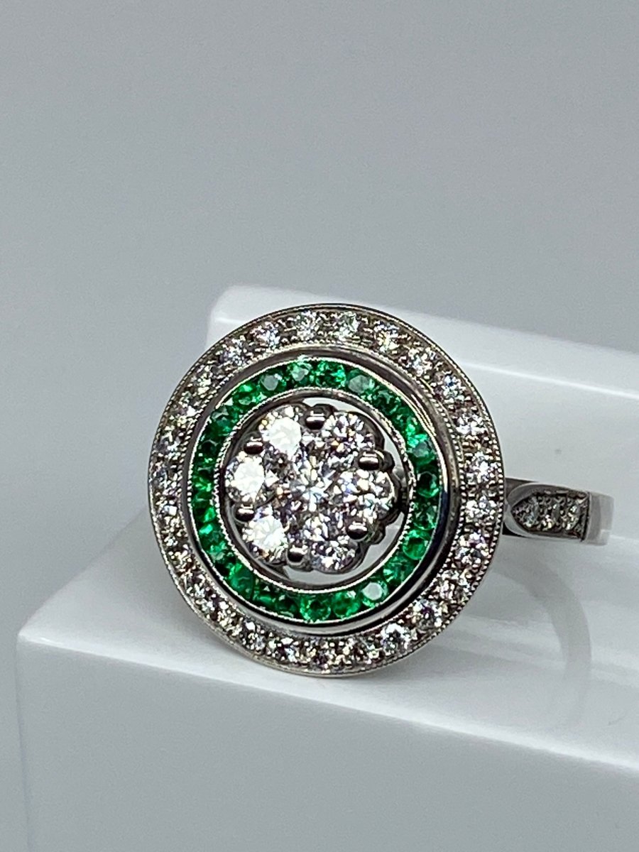 Bague ronde en or 18 carats en émeraudes et diamants de style ART DECO - Castafiore