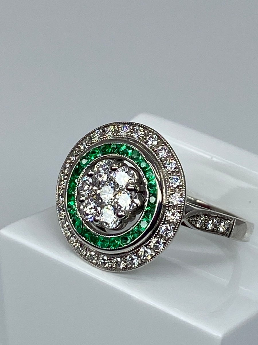 Bague ronde en or 18 carats en émeraudes et diamants de style ART DECO - Castafiore